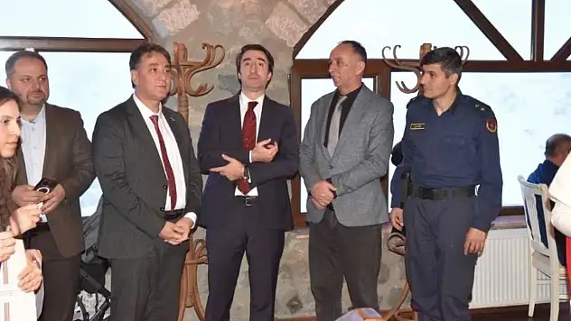 Develi'de sözler boğazda düğümlendi! Aynı sofrada buluşunca…