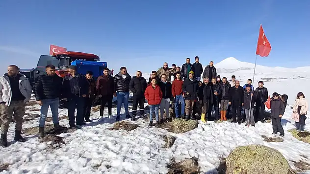Develi'de traktör şamyeli ile kayak yarışı yaptılar