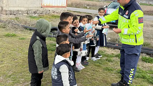 Develi Jandarma'dan çocuklara büyük jest: Harçlıklar ekiplerden!