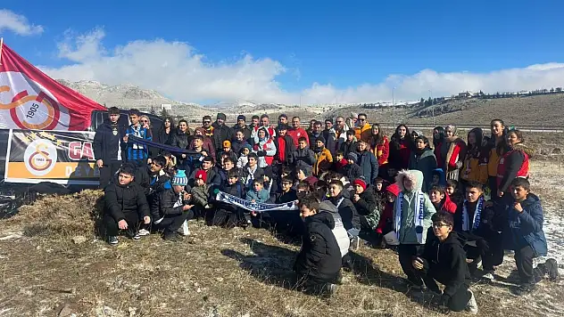 Develili Galatasaraylılardan örnek davranış! Formayı çıkardılar, toprağa indiler