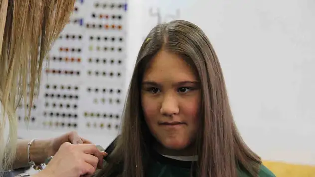 Kuaför eşiyle birlikte yürekleri ısıtıyor!