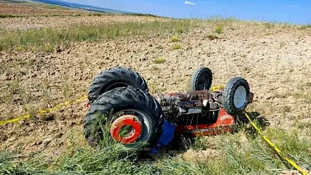 Devrilen traktörün altında kalan sürücüden acı haber...