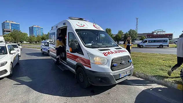 Sivas'ta kavşakta feci çarpışma: 3 yaralı