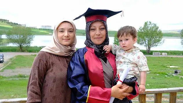 Diplomasını torunuyla birlikte aldı!