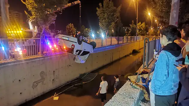 Direksiyon hakimiyetini kaybetti: Su kanalına uçtu! 1 yaralı