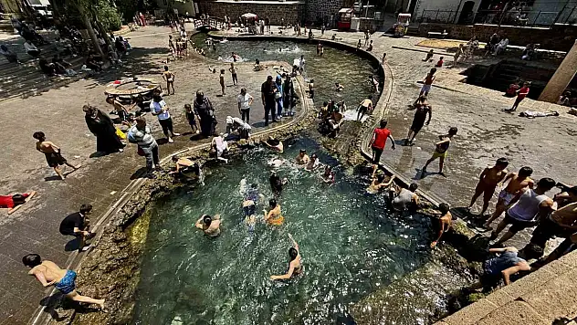 Havalar 38 dereceyi gösterdi, çocuklar aileleriyle soluğu havuzunda aldı