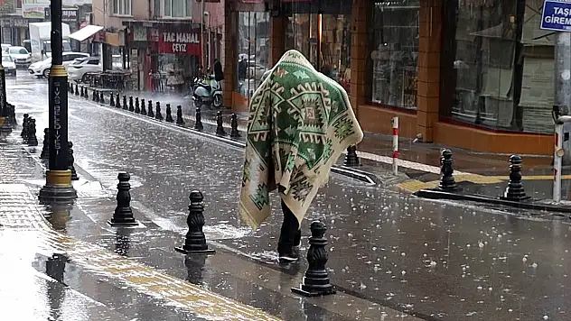 Sivas'ta Dolu Yağışı Hazırlıksız Yakaladı: İlginç Görüntüler Ortaya Çıktı