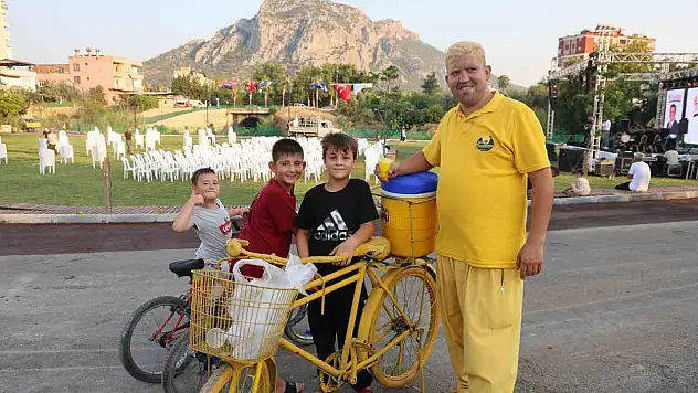 Kozan Limonu için kendini sarıya boyadı!