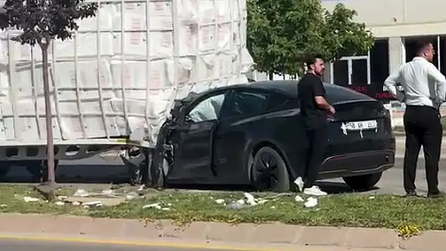 Kamyonetle çarpışan Tesla hurdaya döndü: 1 Yaralı