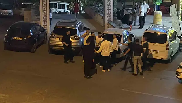 Düğün salonunda tekmeli yumruklu kavga