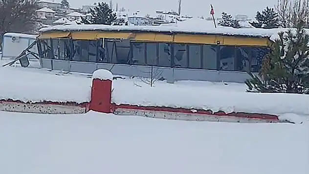 Düğün salonunun çatısı ağırlığa dayanamadı!