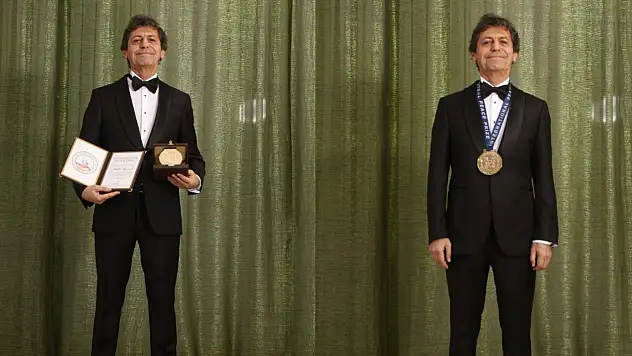 Dünyaca ünlü yazar Akif Manaf 2025 yılı International Peace Prize Ödülü'nü aldı