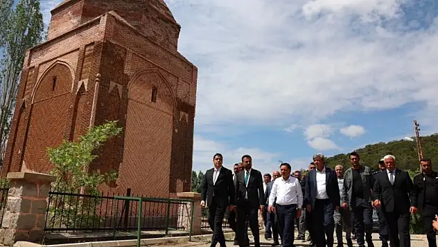 Dursun Ataş'tan Melik Emir Gazi Türbesi mesajı: 'Büyük memnuniyet duyuyorum'