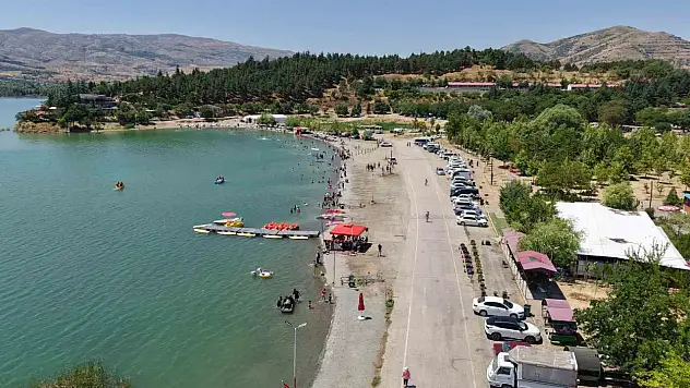 Hazar Gölü Ege ve Akdeniz sahillerini aratmadı: Tatilcilerin yeni uğrak noktası oldu