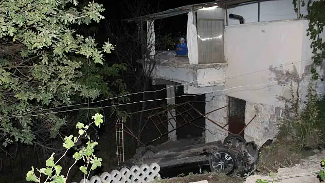Ehliyetsiz sürücü evin bahçesine uçtu: 3 kişi yaralandı!