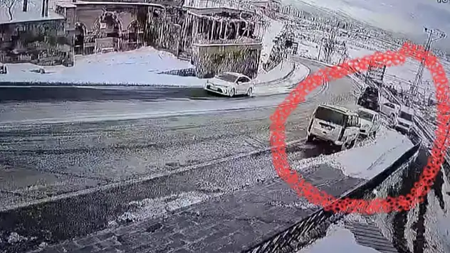 El freni çekilmeyen araç kaza yaptı O anlar kamerada