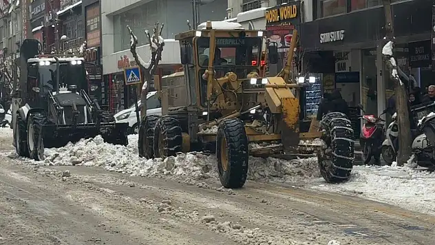 Elazığ'da  karla mücadele devam ediyor