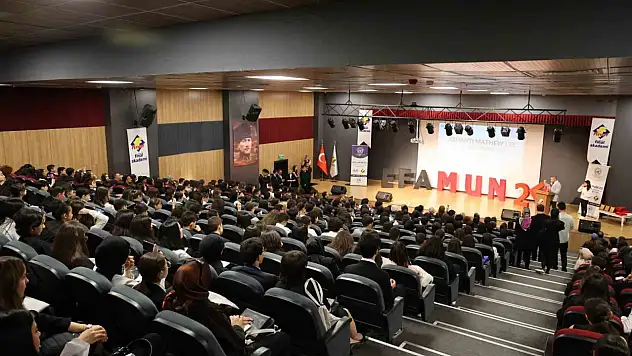 Elazığ'da 370 öğrenciyle bir ilk: Birleşmiş Milletler simülasyonu gerçekleştirildi