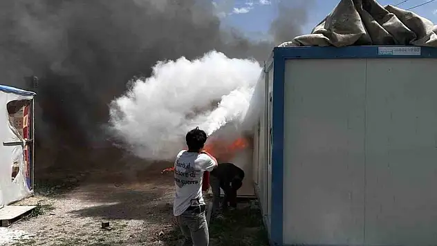 Suriyeli Depremzedelerin Kaldığı Konteyner Kentte Yangın Çıktı