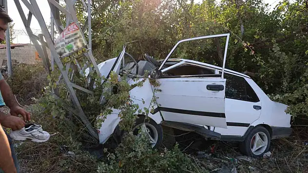 Elektrik direğine çarpan Tofaş hurdaya döndü