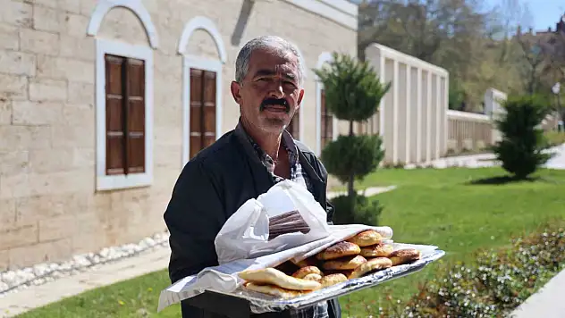 Emekli babanın mücadelesi - Ev yapımı poğaça satarak çocuğunun tedavisine destek oluyor