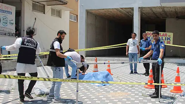 Para için çıkan tartışmada bıçakla saldıran oğlunu tabancayla vurarak öldürdü