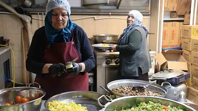 Emekli öğretmen aşevinde engelli ve kimsesizlere sahip çıkıyor