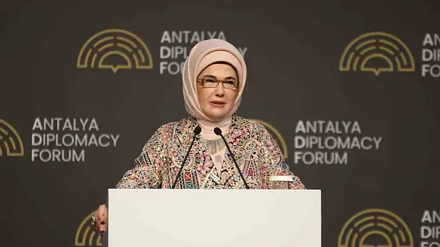 Emine Erdoğan çocukların içine sürüklendiği şiddet sarmalına terk edilemeyeceğini vurguladı!