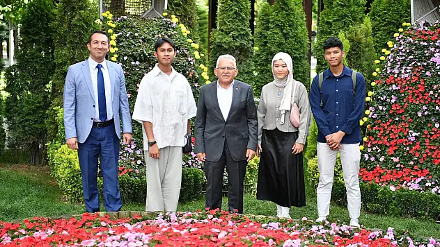 Endonezyalı gençler Kayseri'yi yazdı - Büyükkılıç makamında ağırladı!