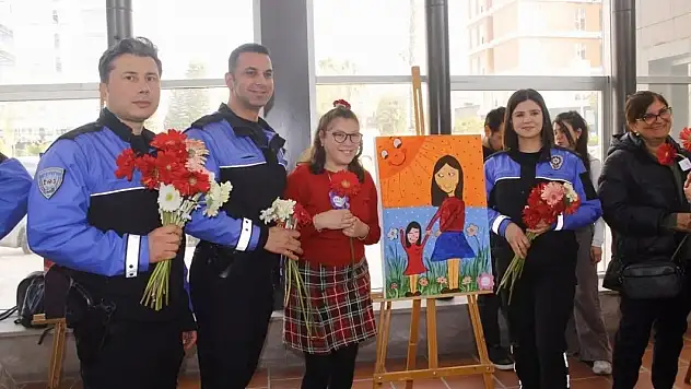 Engelli çocuklardan Şiddete karşı sevgi temalı resim sergisi