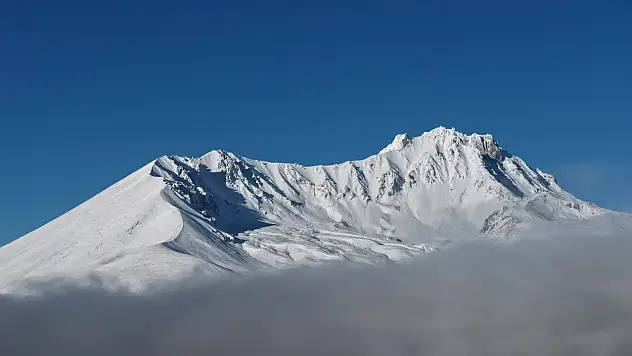 Erciyes Dağı beyaz gelinliğini giydi: İşte 3 bin 917 metre yükseklikten güncel görüntüler!