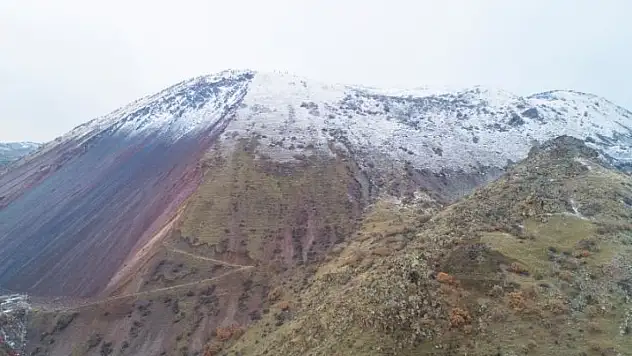 Erciyes'e eylülde kar sürprizi: Zirvede karla karışık yağış!