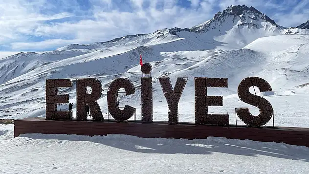 Erciyes'e kar yağdı: Kayak sezonu için ilk tarih geldi!