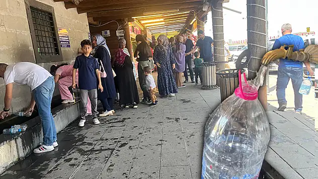 Erciyes'in buz gibi kar suyuna ziyaretçi akını!