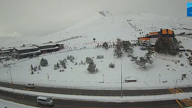 Erciyes Kayak Merkezi'nde kar kalınlığı kaç santimetreye ulaştı?