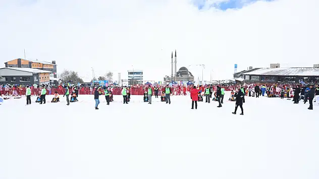 Erciyes'te 10'uncu kez 'Artık çekilmez oldun' kızak yarışması düzenlendi