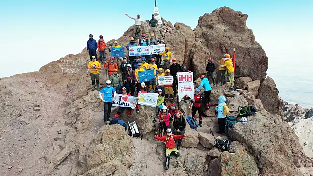 Erciyes'te bu hafta sonu çok renkli geçti! Onlarca dağcı zirve yaptı!