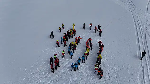 Erciyes'te etkileyici çığ tatbikatı