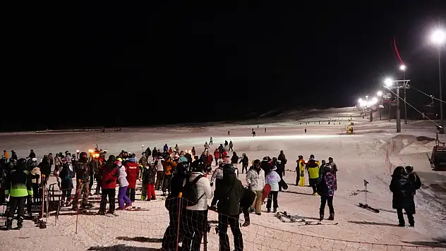 Erciyes'te gece kayağı keyfi başlıyor
