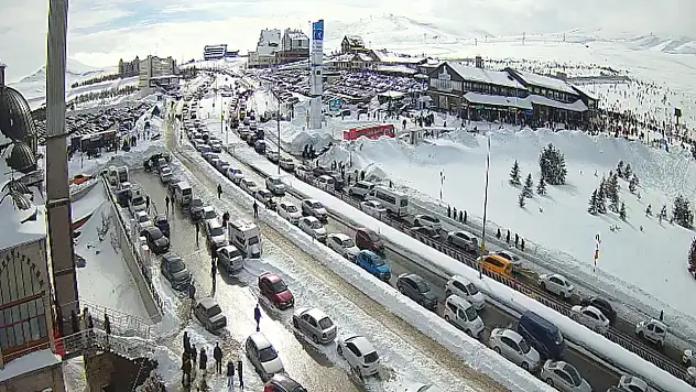 Erciyes'te kar tanesi düşecek yer kalmadı: Otopark sırası boydan boya uzandı!