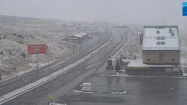 Erciyes'te kar yağışı sürüyor!  Pistler beyaz renge büründü...