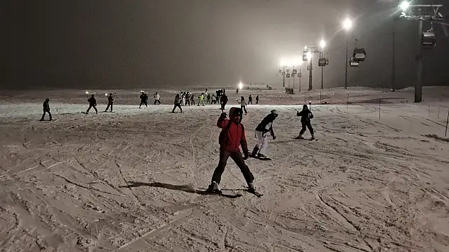 Erciyes'te meşaleli kayak ile yeniyıl coşkusu