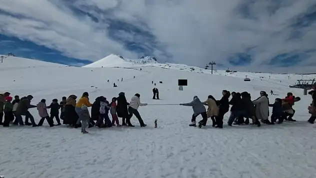 Erciyes'te renkli anlar! Karın üzerinde bu kez rekabet değil eğlence kazandı