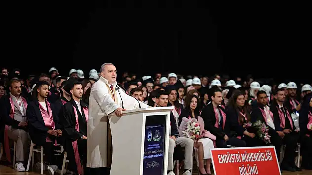 Mühendis Rektör'den genç mühendislere tavsiyeler: ERÜ'de mezuniyet heyecanı!