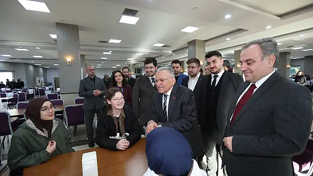 ERÜ'de iftar sofrasında gençlerle buluştu! Büyükkılıç'tan dikkat çeken mesaj