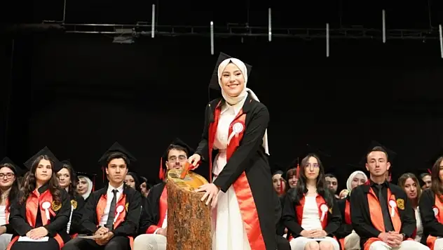 ERÜ'de mezuniyet heyecanı! 260 genç doktor sağlık ordusuna katıldı