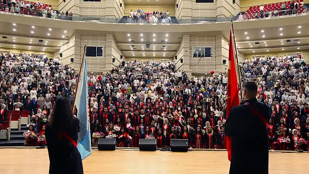 ERÜ'de öğretmen adayları diplomalarını aldı