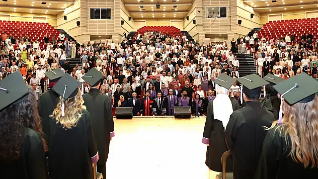 ERÜ Diş Hekimliği Fakültesi mezuniyet coşkusu yaşadı