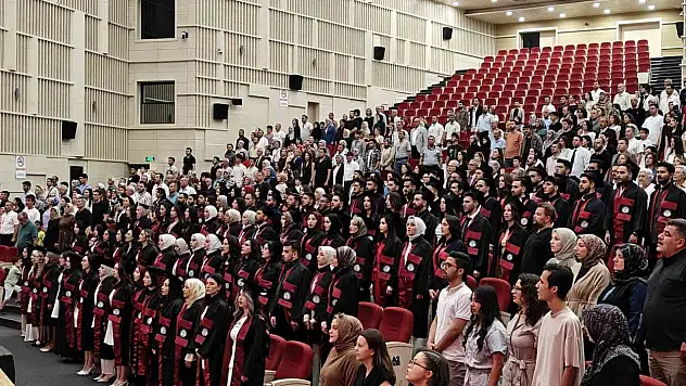 ERÜ Eczacılık Fakültesi 16. dönem öğrencileri mezuniyet heyecanı yaşandı!