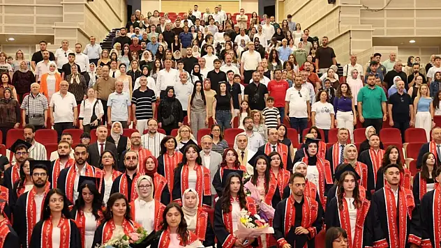 ERÜ Edebiyat Fakültesi'nde 450 öğrenci mezuniyet sevinci yaşadı